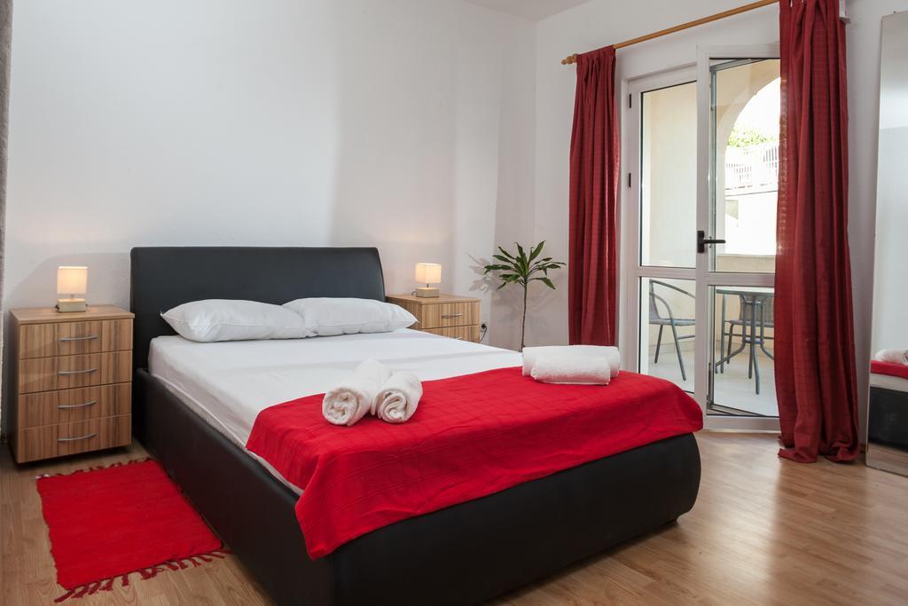 Apartments Fiona - Away From City Crowds Makarská Pokoj fotografie